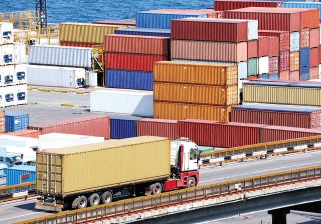 Creșterea exporturilor auto și scăderea consumului au tăiat din deficitul comercial