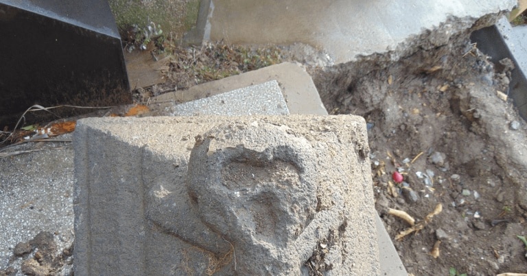 Piatră funerară asemănătoare cu a unui pirat îngropat la Sulina