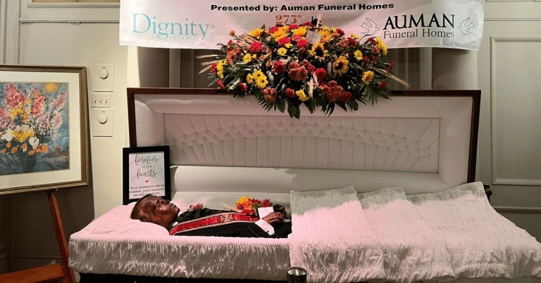 Un bărbat mumificat din greșeală va fi înmormântat după 128 de ani. Cine a fost „Willie cel de Piatră”