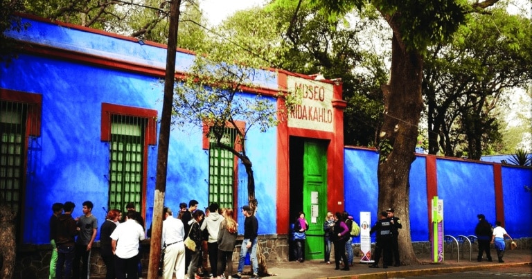Casa albastră a Fridei Kahlo, o explozie pentru simţuri