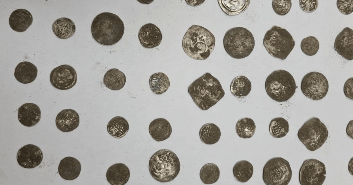 Cele 650 de monede din argint descoperite lângă oraşul Sântana, evaluate de experți