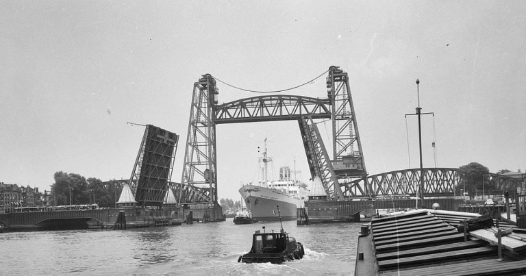 Un pod istoric din Rotterdam, demontat pentru a permite trecerea iahtului miliardarului Jeff Bezos / VIDEO