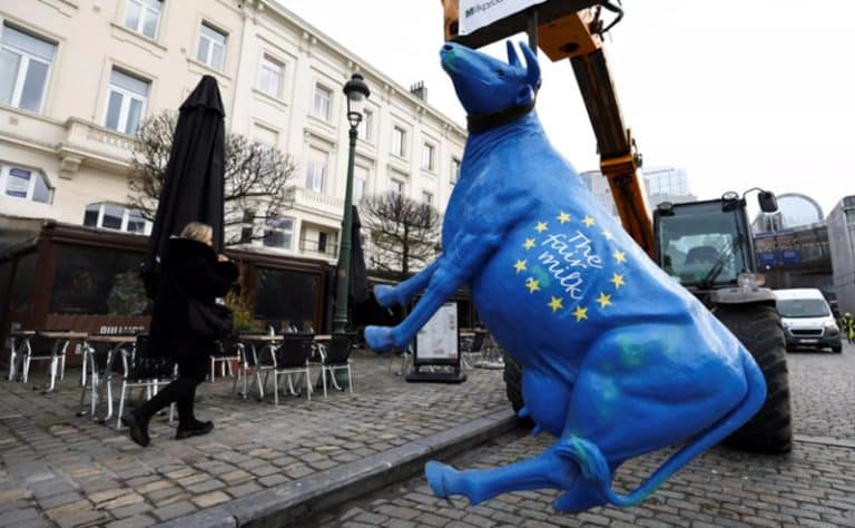 Protestele fermierilor se extind în UE