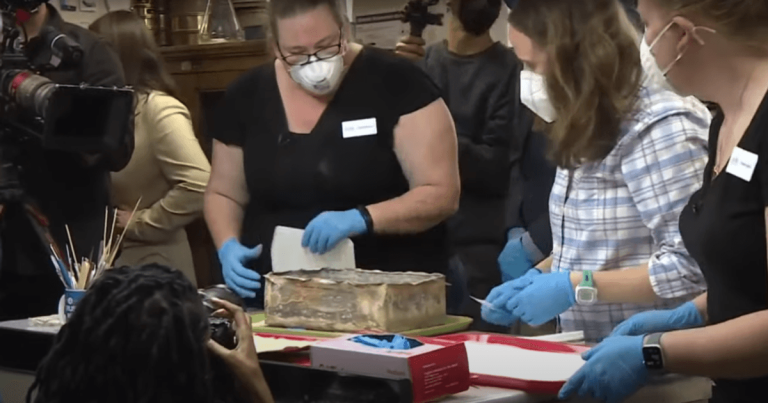 O capsulă a timpului, deschisă după ce a stat ascunsă 130 de ani în soclul statuii generalului confederat Robert Lee / VIDEO