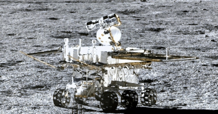 Un obiect misterios în formă de cub, descoperit pe lună de roverul chinezesc Yutu 2 / VIDEO