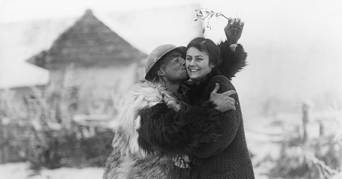 De unde vine obiceiul sărutatului sub vâsc de Anul Nou?