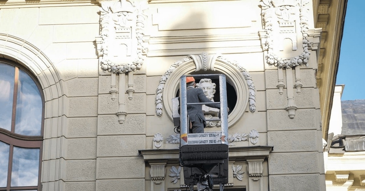 Bustul lui Pușkin, demontat de pe fațada teatrului regional de muzică și dramă din Cernăuți