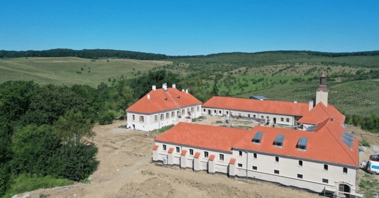 Urmele unor ziduri masive de piatră, descoperite la castelul Teleki din Posmuș, județul Bistrița-Năsăud
