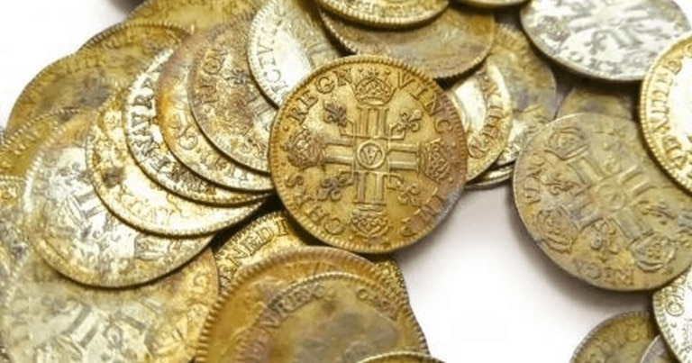 239 de monede din aur, descoperite în timpul renovării unui conac