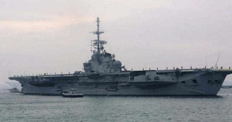 Un fost portavion francez ar putea fi transformat într-un hotel de lux off shore