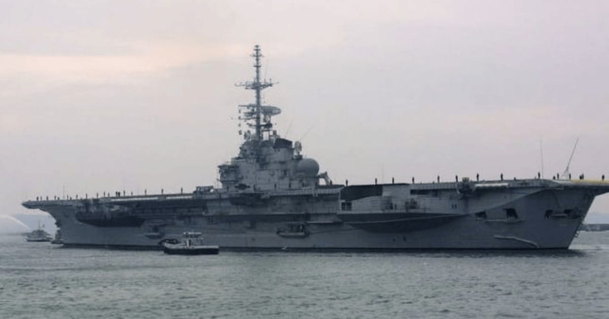 Un fost portavion francez ar putea fi transformat într-un hotel de lux off shore