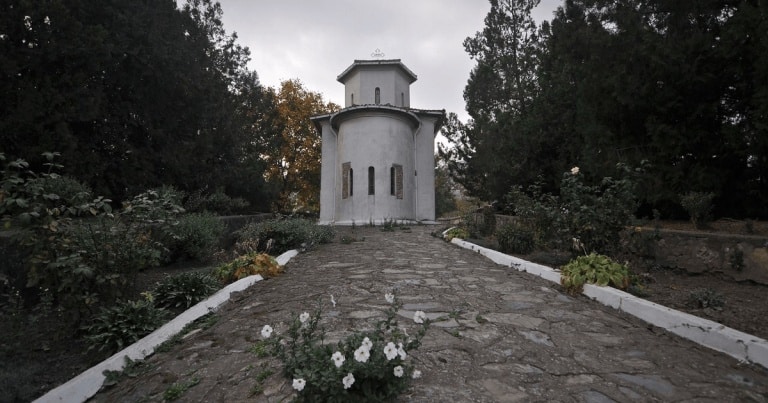 Peste 300 de morminte de pe vremea Imperiului otoman, descoperite lângă o biserică din Dobrogea