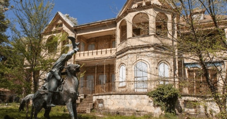 Mii de sticle de vin valoroase, descoperite în timpul renovării fostului Palat de vară al familiei regale elene