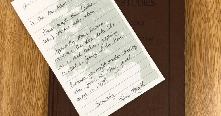 După 70 de ani, o carte a fost returnată la biblioteca de unde a fost împrumutată. Reprezentanţii bibliotecii spun că nu vor amenda întârzierea