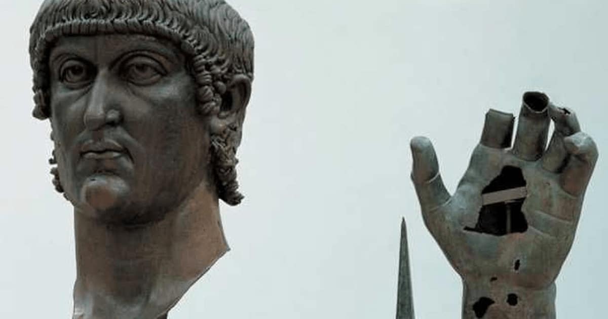 Statuia gigant din bronz a împăratului Constantin din Roma şi-a regăsit degetul arătător, care era la Luvru