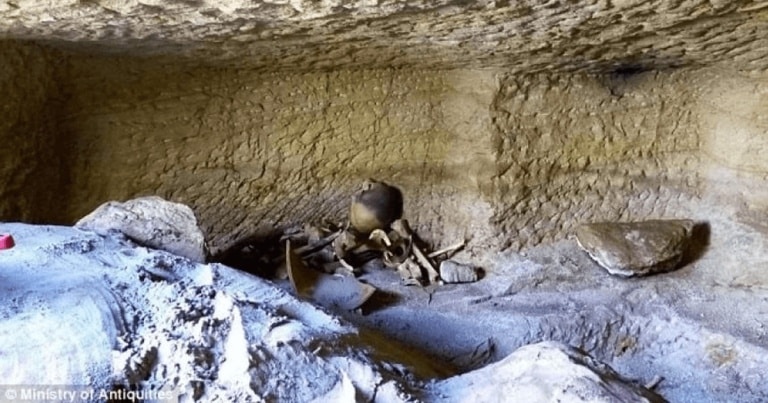 Arheologii egipteni au descoperit zeci de morminte rare din perioada anterioară regatelor faraonice