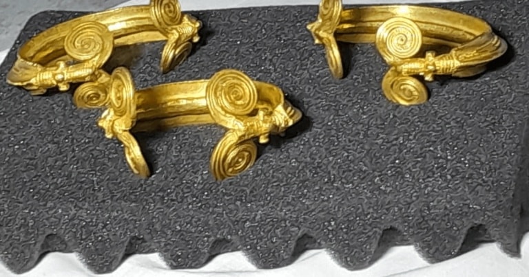Trei brățări din aur, furate din România, aduse înapoi în țară