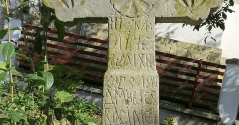 mormântul lui Vasile Eminovici, bunicul lui Mihai Eminescu. Originile ardeleneşti ale poetului