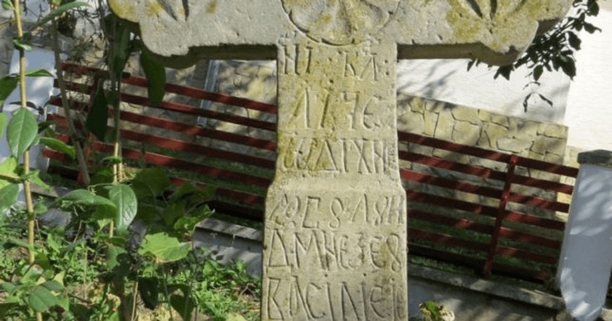 mormântul lui Vasile Eminovici, bunicul lui Mihai Eminescu. Originile ardeleneşti ale poetului