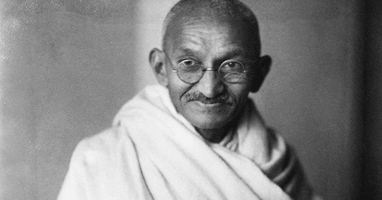 O pereche de ochelari care i-a aparținut lui Mahatma Gandhi, vândută la licitație în Anglia