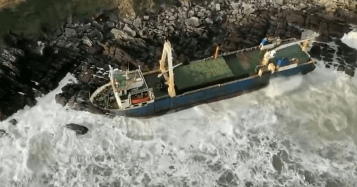 VIDEO / Vas fantomă apărut pe coastele Irlandei în urma furtunii Dennis