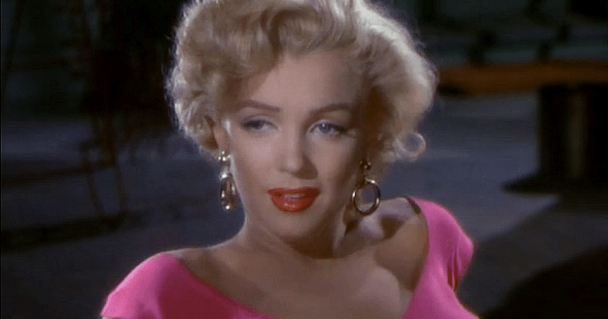 «Avea sâni falşi și picioarele pline de păr»