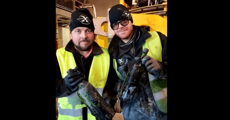 VIDEO Sute de sticle de coniac Benedictine, recuperate de pe epava unei nave scufundate în Primul Război Mondial