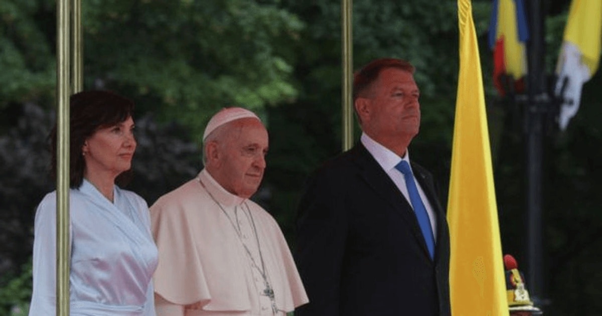 Ce cadouri a primit Papa Francisc din partea Preşedinţiei