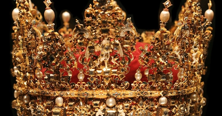 Tiare, coroane, mitre – o istorie a podoabelor de pe capetele monarhilor