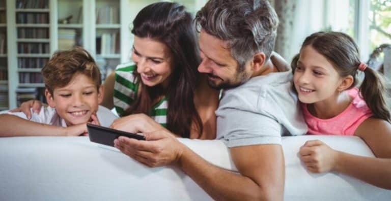 A început lupta împotriva „reconfigurării copilăriei”