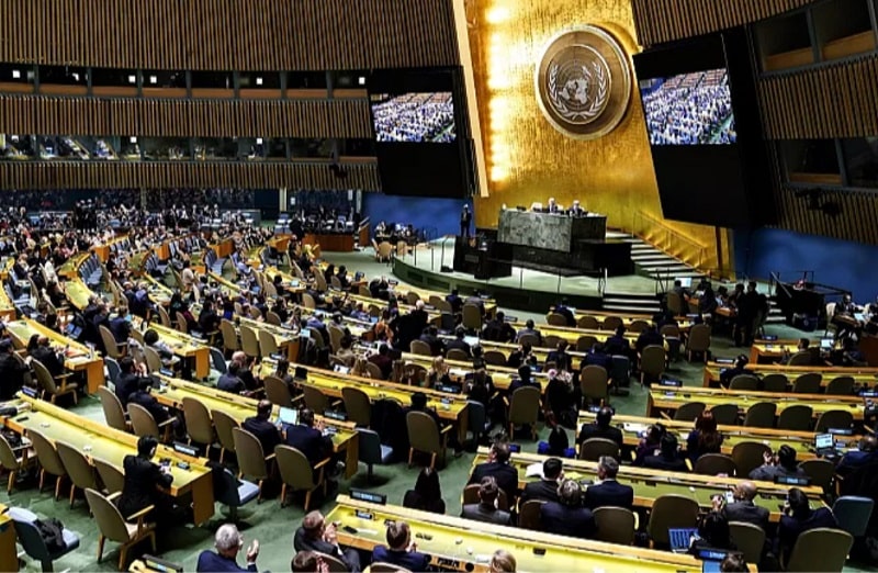 Rezoluție – simbolică – a Adunării Generale a ONU pentru recunoașterea statului palestinian ca membru cu drepturi depline. Israel și SUA au reacționat vehement