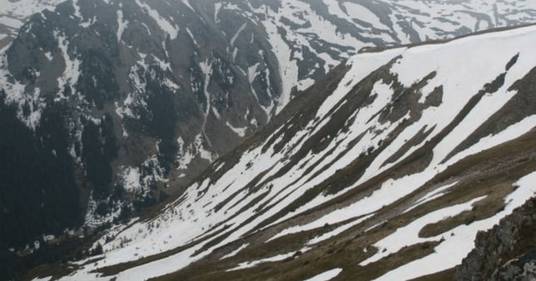 Ipoteză pentru inscripţia misterioasă pe care un alpinist a descoperit-o în Munţii Ţarcu. La cercetări va lua parte şi un specialist american