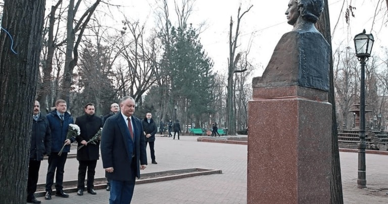 «Noi, poporul moldav, ne mândrim cu Mihai Eminescu, geniul literaturii noastre!» Igor Dodon a depus flori la bustul lui Mihai Eminescu VIDEO