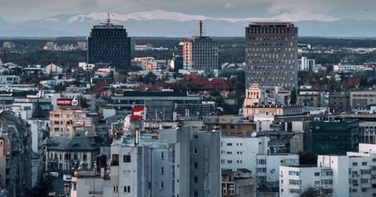 Munţii Carpaţi sunt vizibili din centrul oraşului