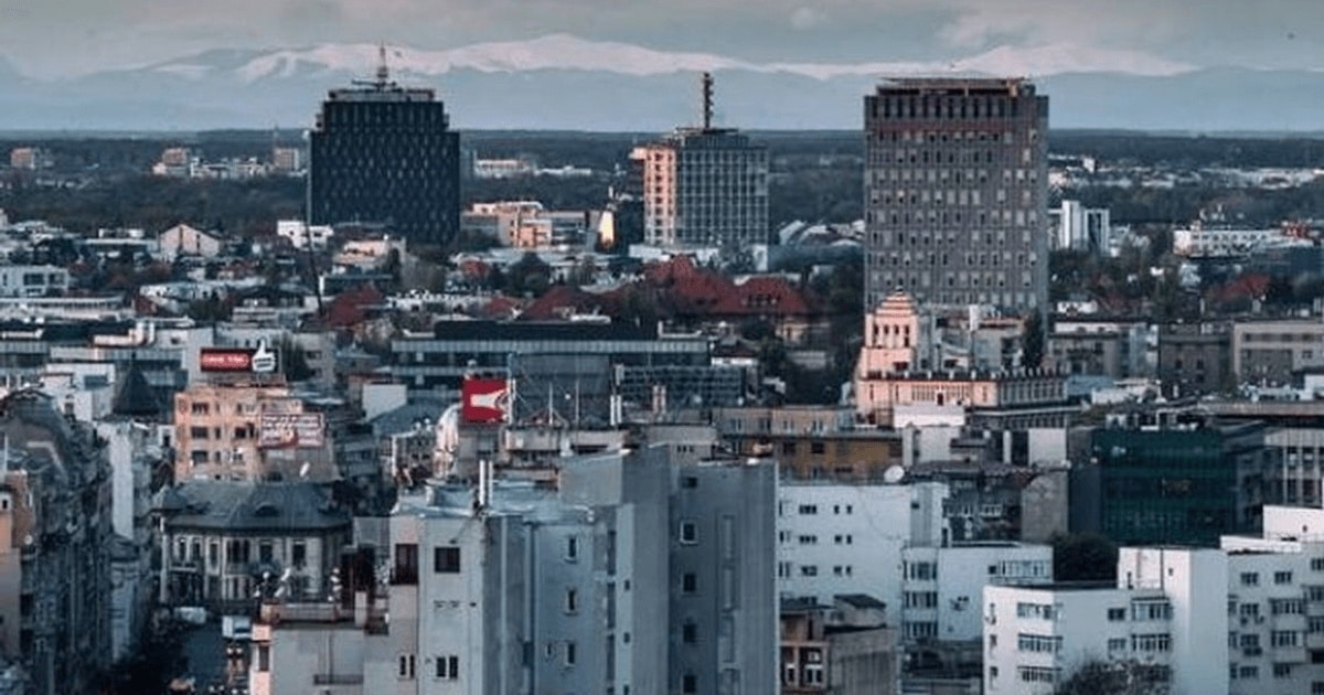 Munţii Carpaţi sunt vizibili din centrul oraşului