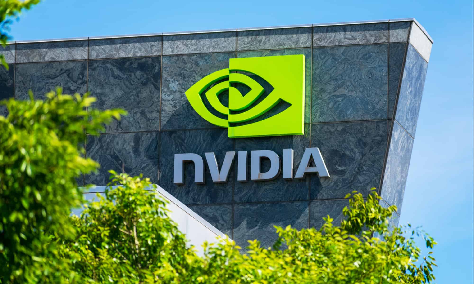 Acțiunile Nvidia – pe val, odată cu prognoza vânzărilor dată de dezvoltarea AI. Compania se splitează în 10