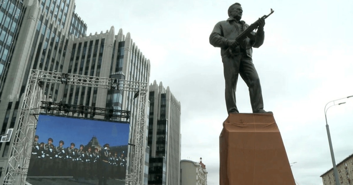 Statuia lui Kalașnikov, inventatorul puștii de asalt AK-47, modificată imediat după inaugurare
