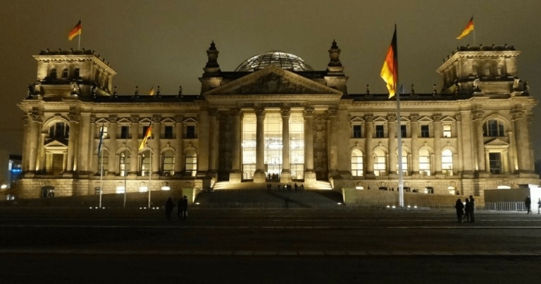 Doi turiști chinezi, arestați pentru că au făcut salutul nazist în fața Reichstag-ului