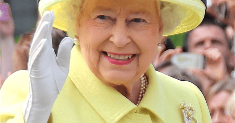 Regina Elisabeta a II-a, fotografiată în timp ce conducea un automobil