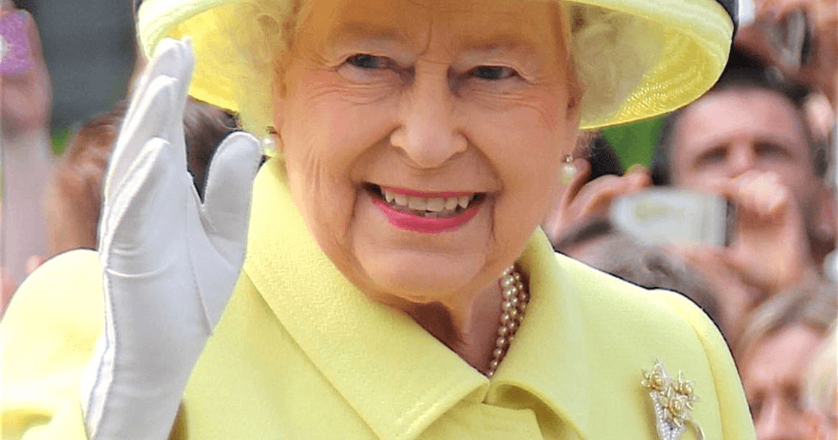 Regina Elisabeta a II-a, fotografiată în timp ce conducea un automobil