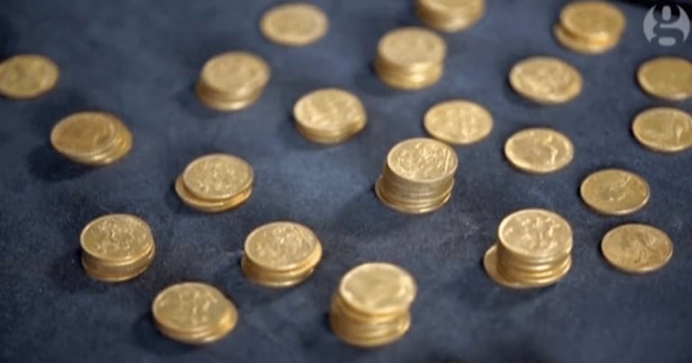 O comoară formată din 913 monede de aur, descoperită într-un pian / VIDEO