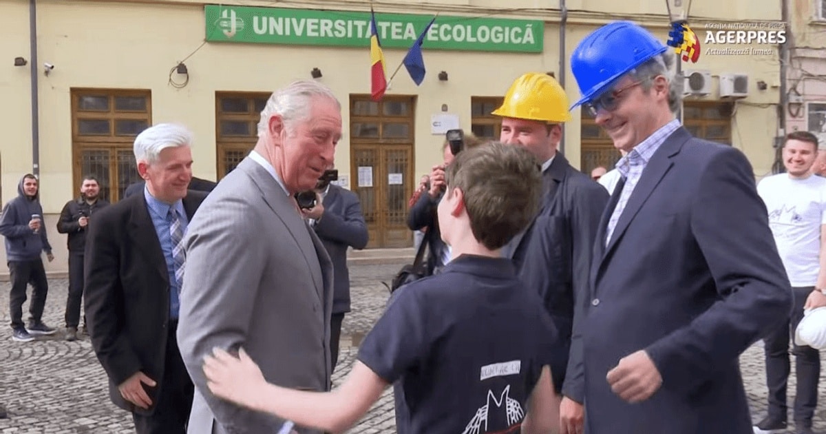 Cine este copilul român care l-a îmbrățișat pe Prințul Charles în Centrul Vechi al Capitalei / VIDEO