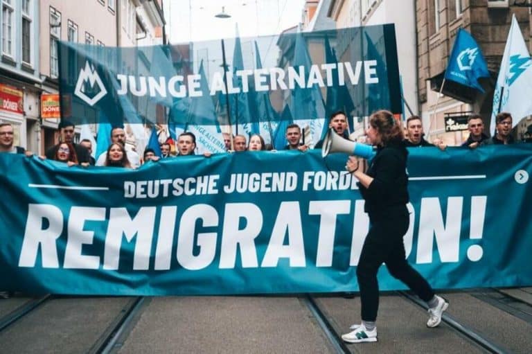 Politico / ”Generația afară cu migranții”