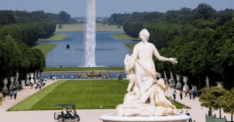 La Versailles, o cascadă izvorăște din cer