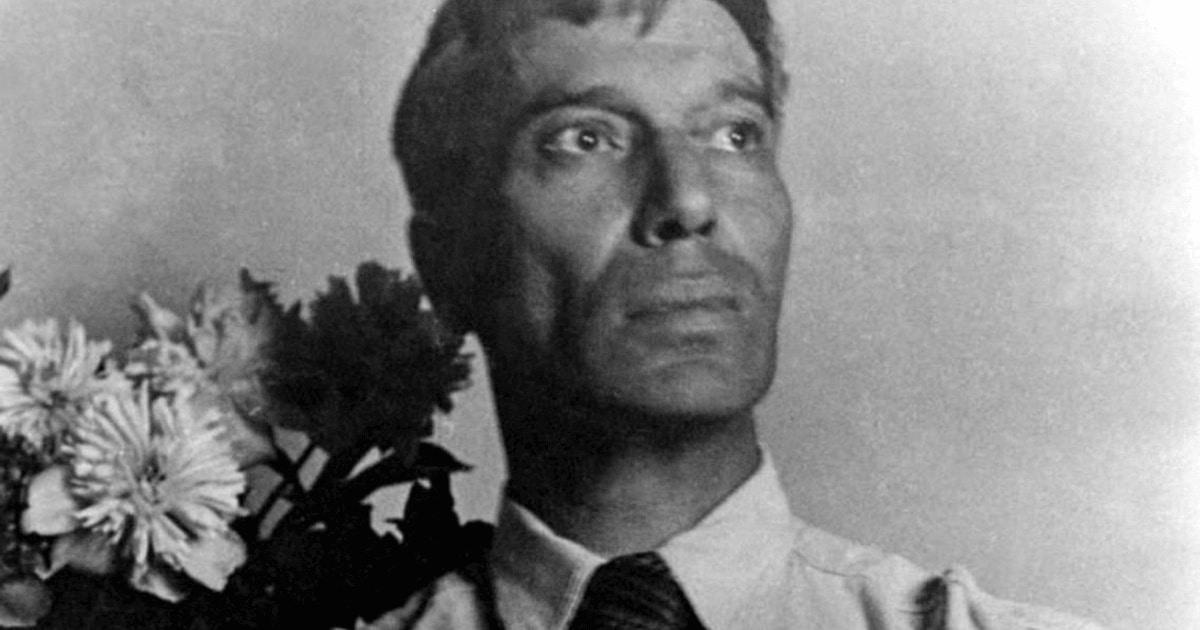 Două monumente noi la Moscova, dedicate lui Boris Pasternak și Mikhail Kalashnikov