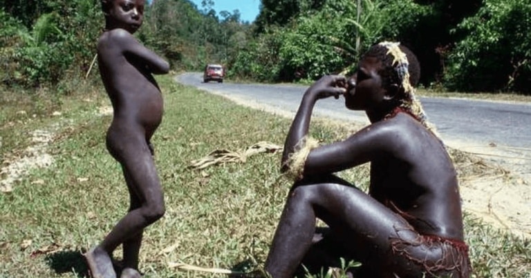 Exploatarea tribului preistoric Jarawa, safari uman