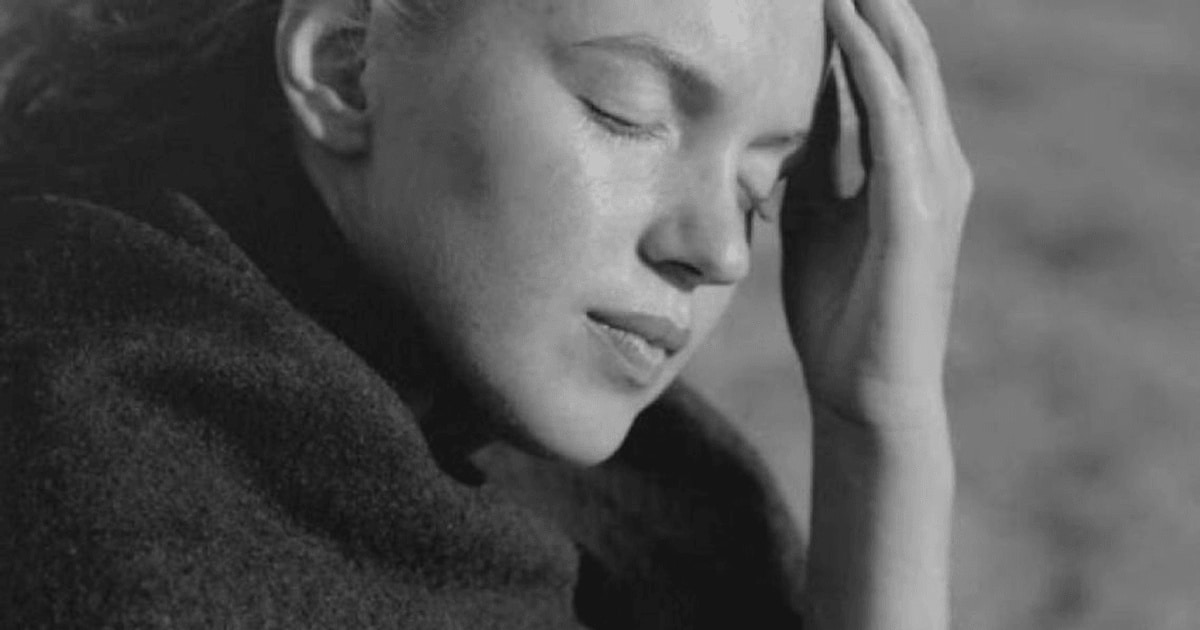 Norma Jeane Dougherty, înainte de a deveni Marilyn Monroe. «Când am spus moarte, ea şi-a acoperit capul cu şalul de culoare închisă» / FOTO