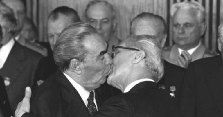 Sărutul dintre doi lideri politici care a şocat întreaga lume! «Dumnezeu să mă ajute să supravieţuiesc acestei iubiri mortale»