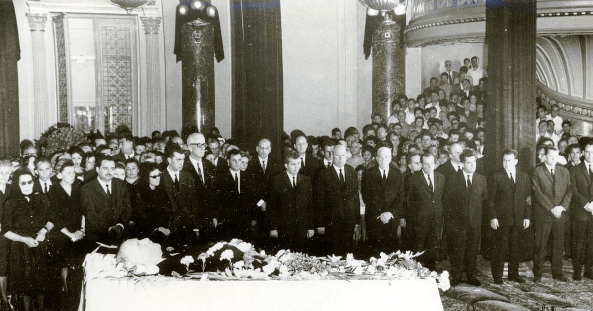Nicolae Ceaușescu a făcut de gardă la catafalcul lui Tudor Arghezi / FOTO