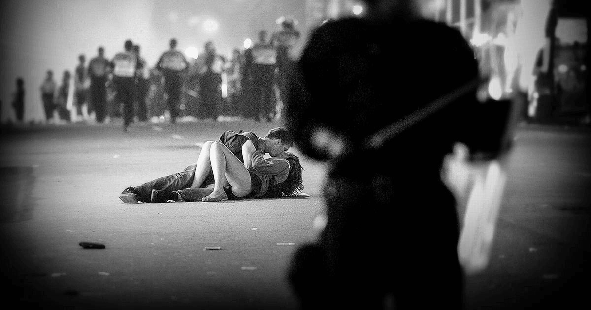 Cum se nasc si mor societățile? Riscăm să ne prăbușim asemenea statelor premoderne? Mai e si azi valabil